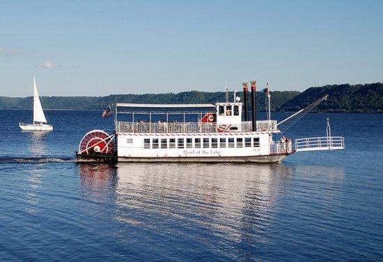 Pearl of the Lake Paddleboat